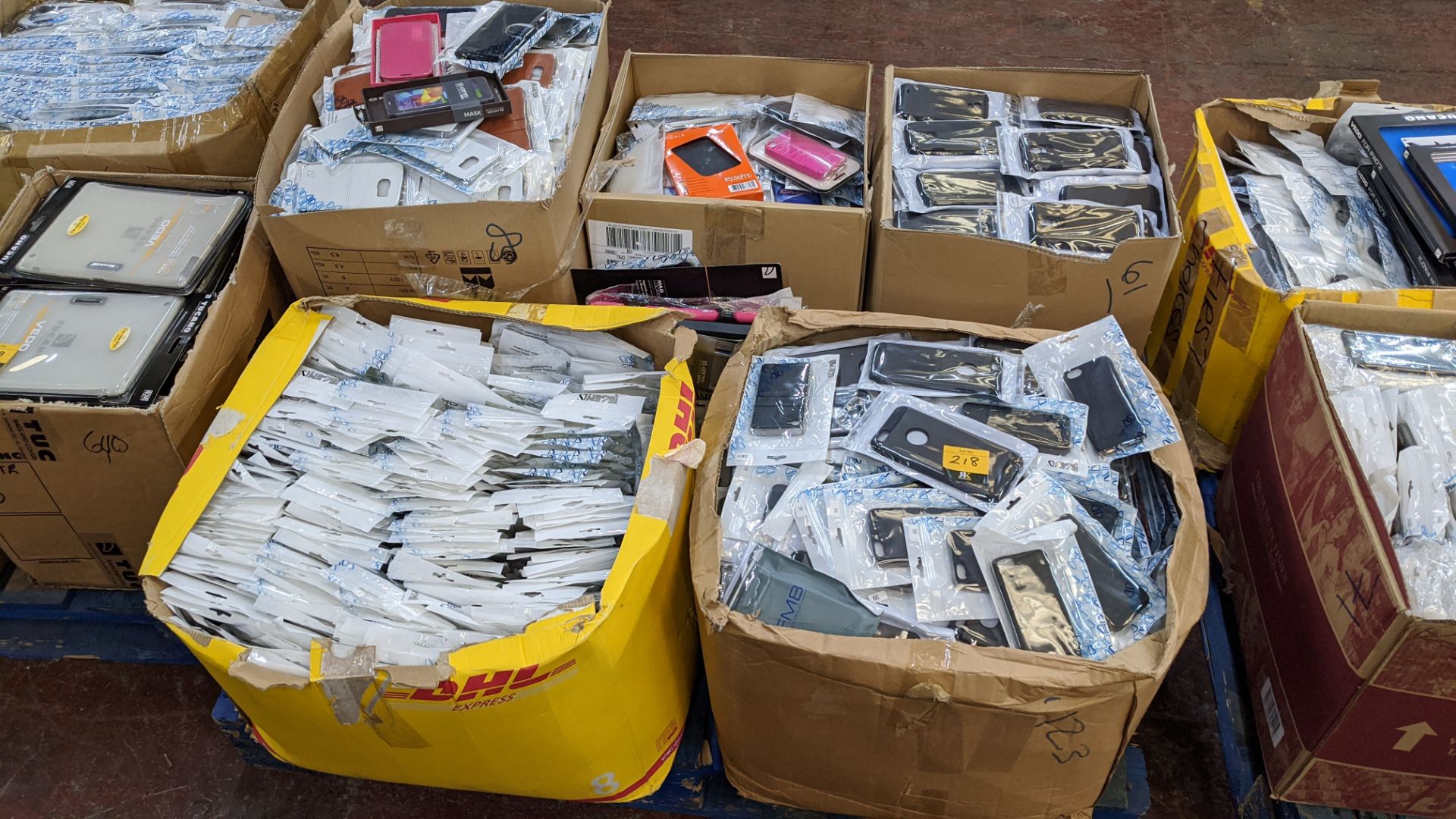 Large quantity of mobile phone & tablet accessories - Image 2 of 35