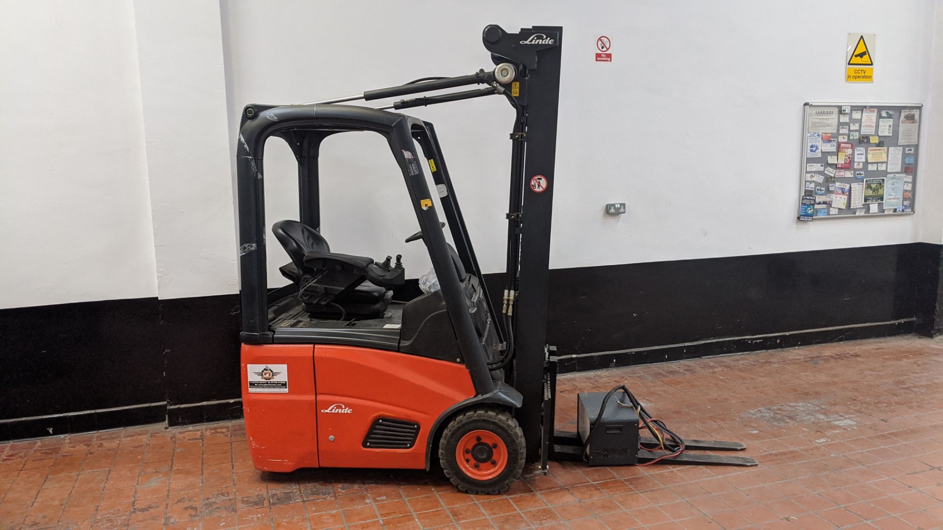 Linde E12 electric 3 wheel forklift truck. 1200kg carry capacity. - Image 2 of 17