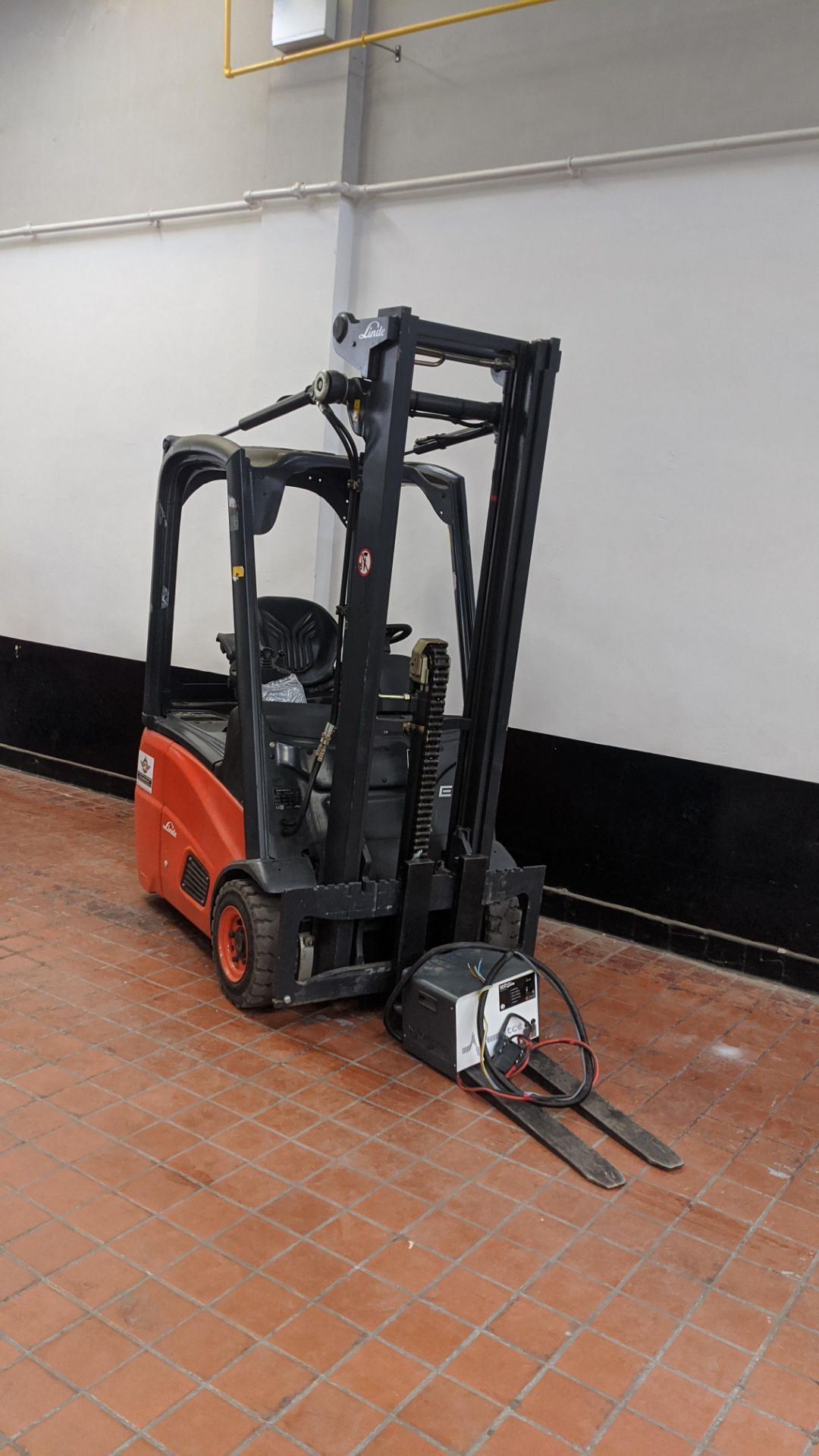 Linde E12 electric 3 wheel forklift truck. 1200kg carry capacity. - Image 3 of 17