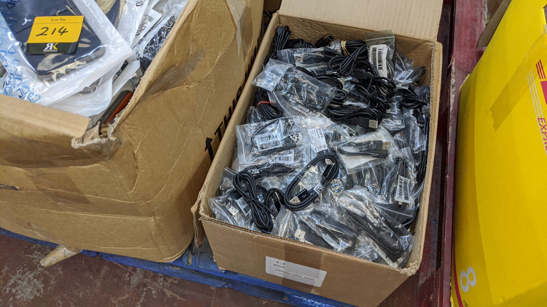 Large quantity of mobile phone & tablet accessories - Image 10 of 38