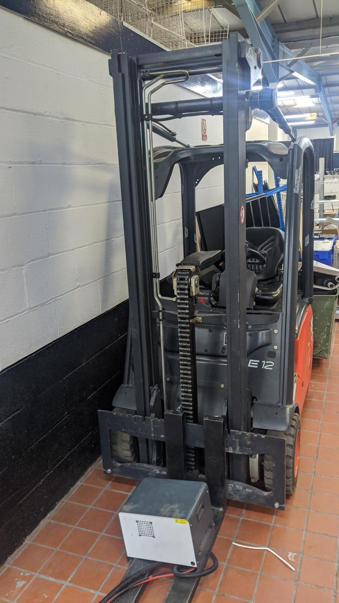 Linde E12 electric 3 wheel forklift truck. 1200kg carry capacity. - Image 16 of 17
