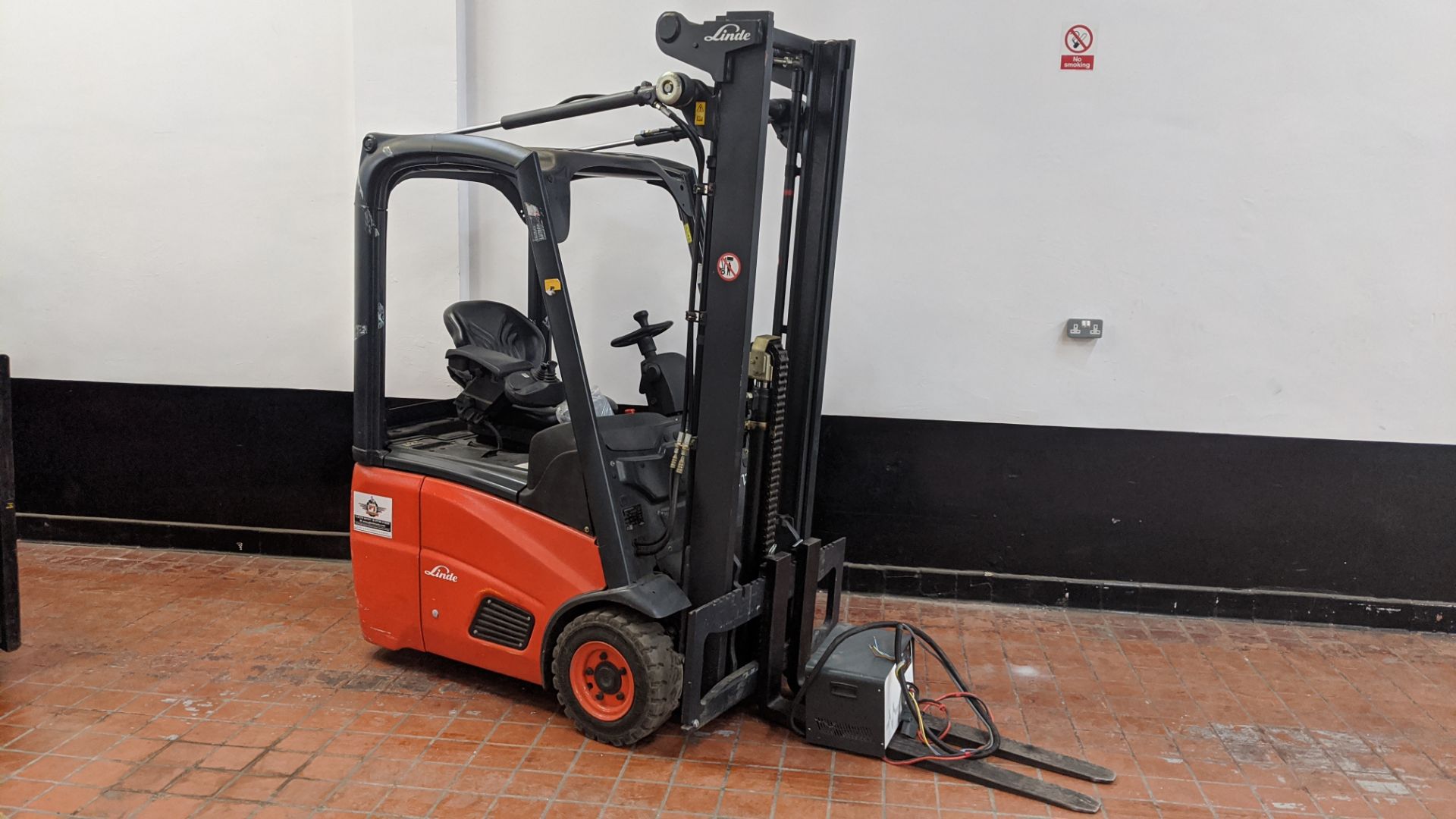 Linde E12 electric 3 wheel forklift truck. 1200kg carry capacity.