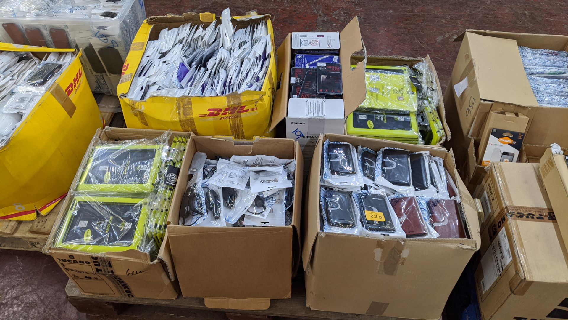 Large quantity of mobile phone & tablet accessories - Image 17 of 35