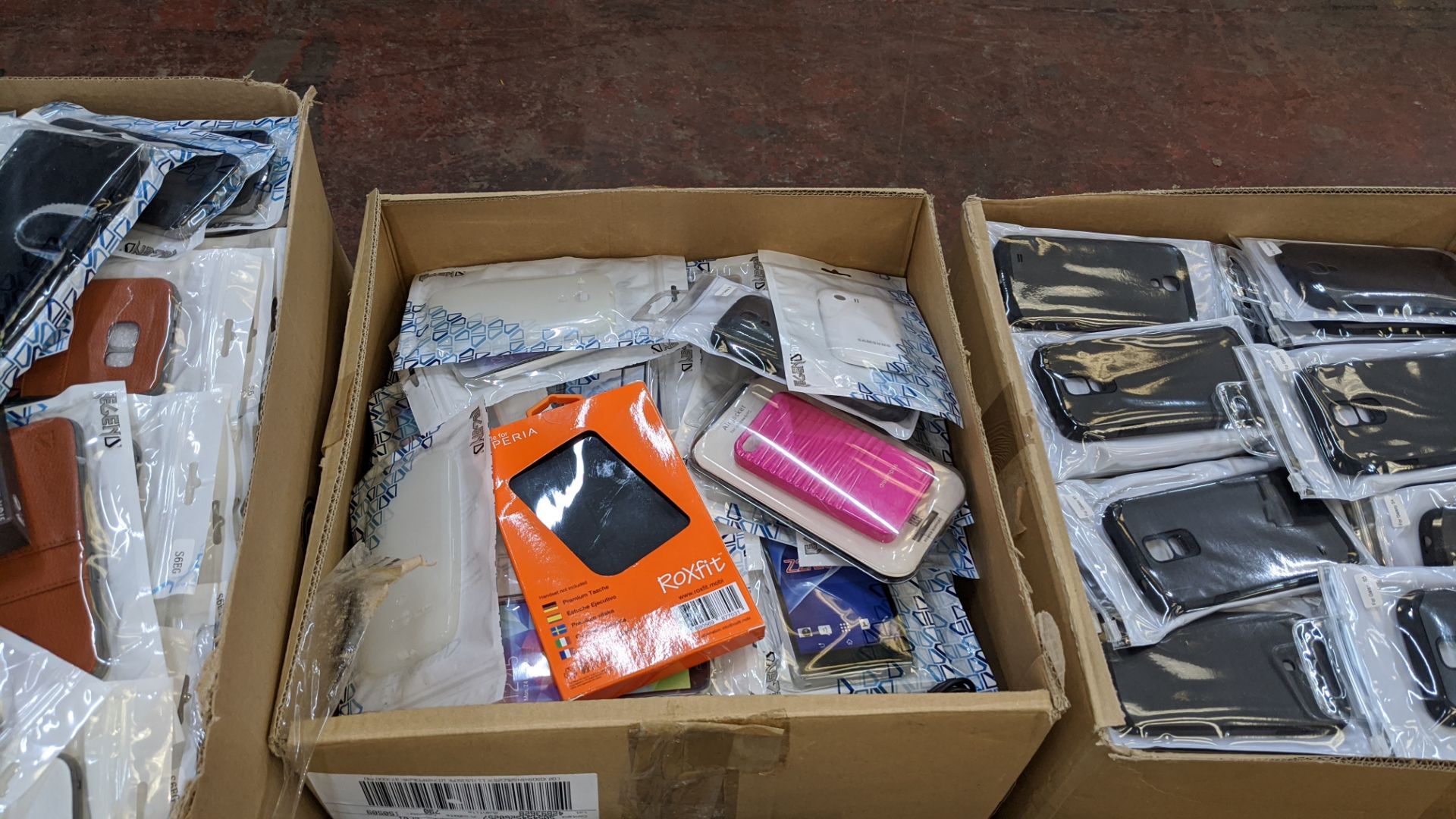 Large quantity of mobile phone & tablet accessories - Image 7 of 35