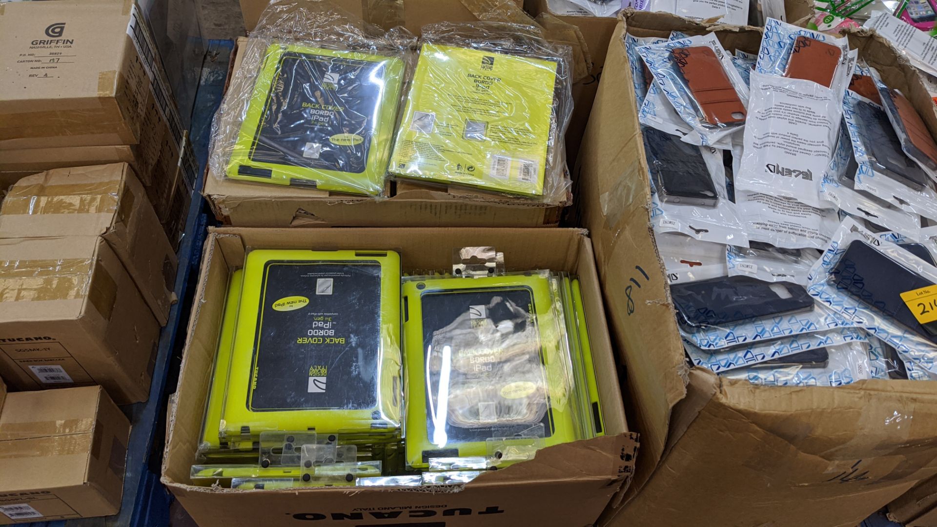 Large quantity of mobile phone & tablet accessories - Image 12 of 38