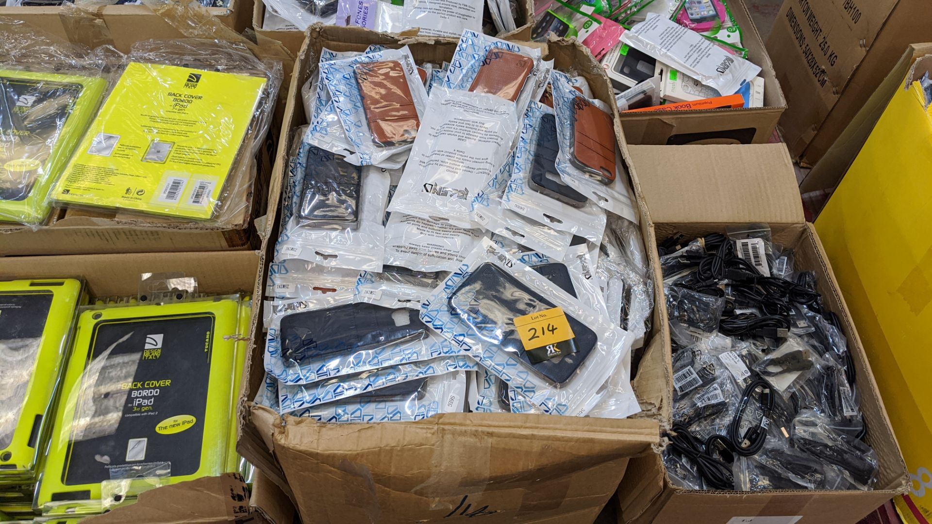 Large quantity of mobile phone & tablet accessories - Image 11 of 38