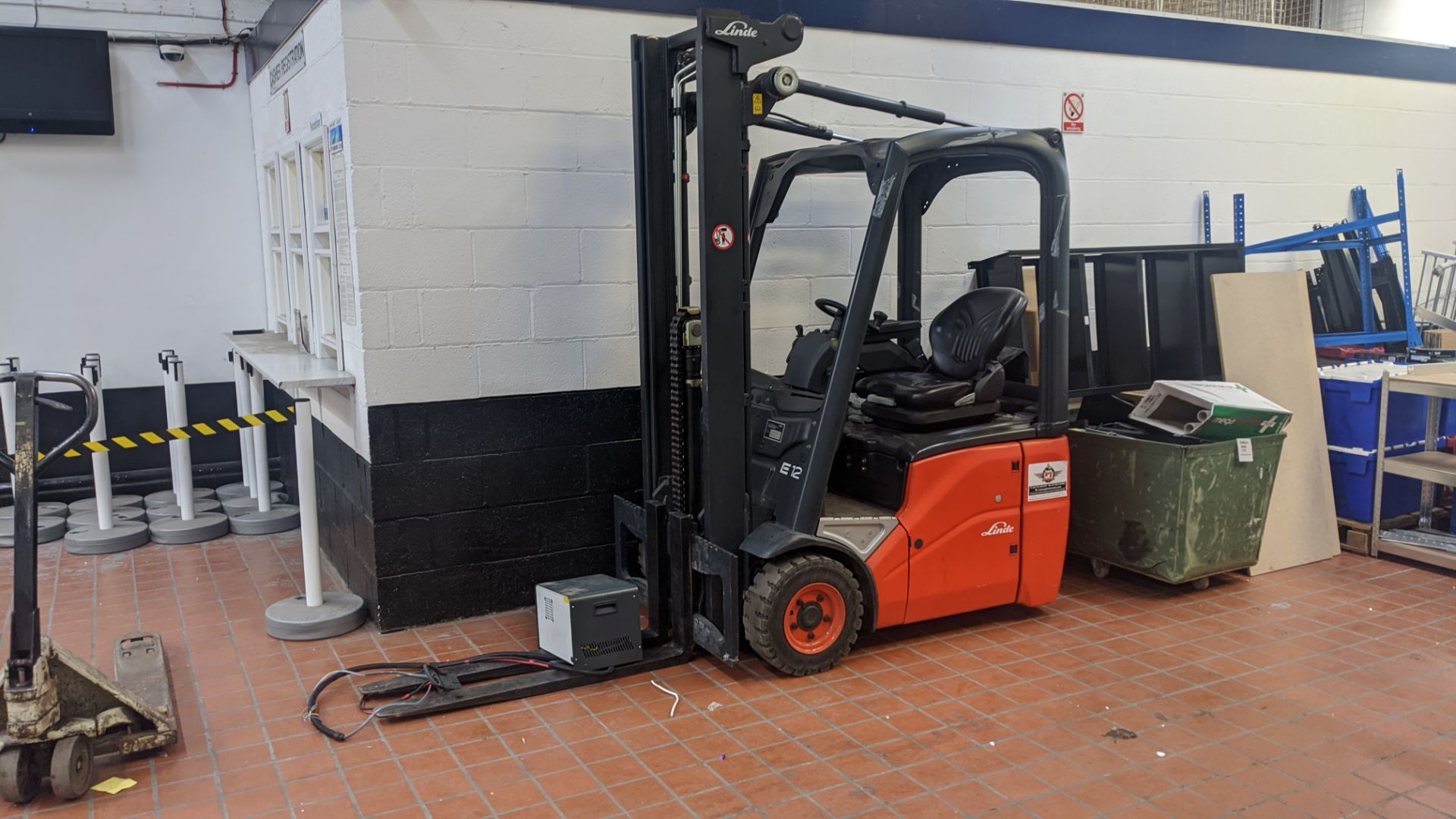 Linde E12 electric 3 wheel forklift truck. 1200kg carry capacity. - Image 7 of 17