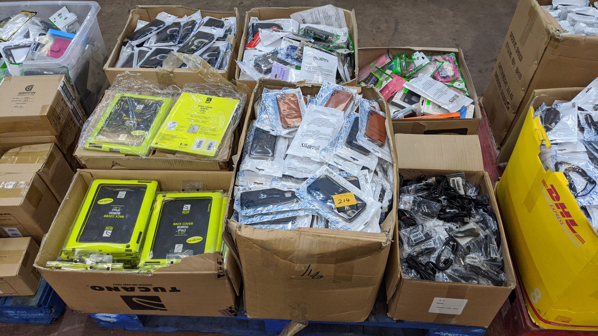 Large quantity of mobile phone & tablet accessories - Image 9 of 38