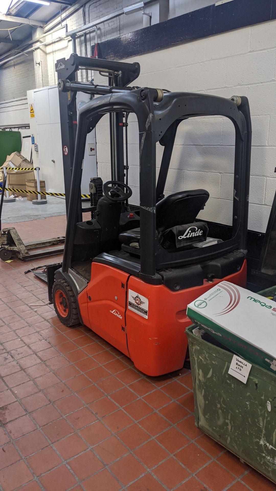 Linde E12 electric 3 wheel forklift truck. 1200kg carry capacity. - Image 9 of 17