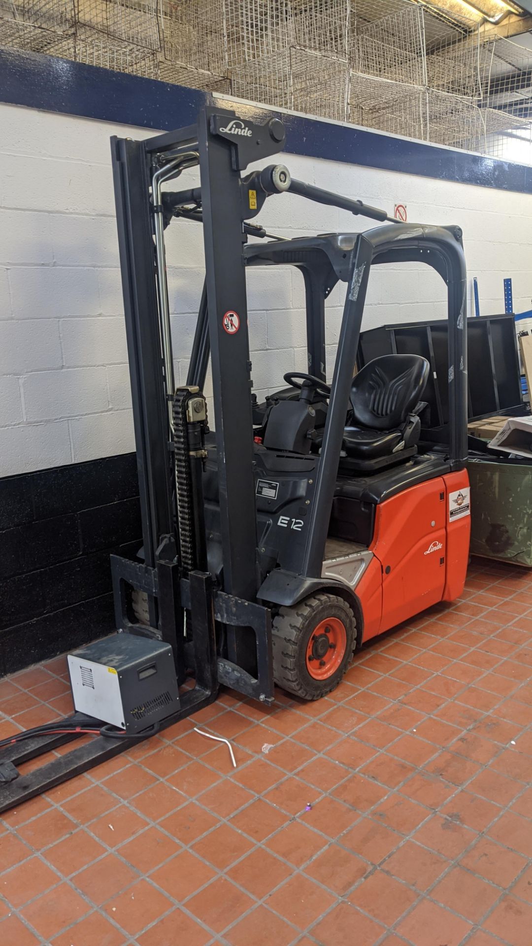 Linde E12 electric 3 wheel forklift truck. 1200kg carry capacity. - Image 5 of 17