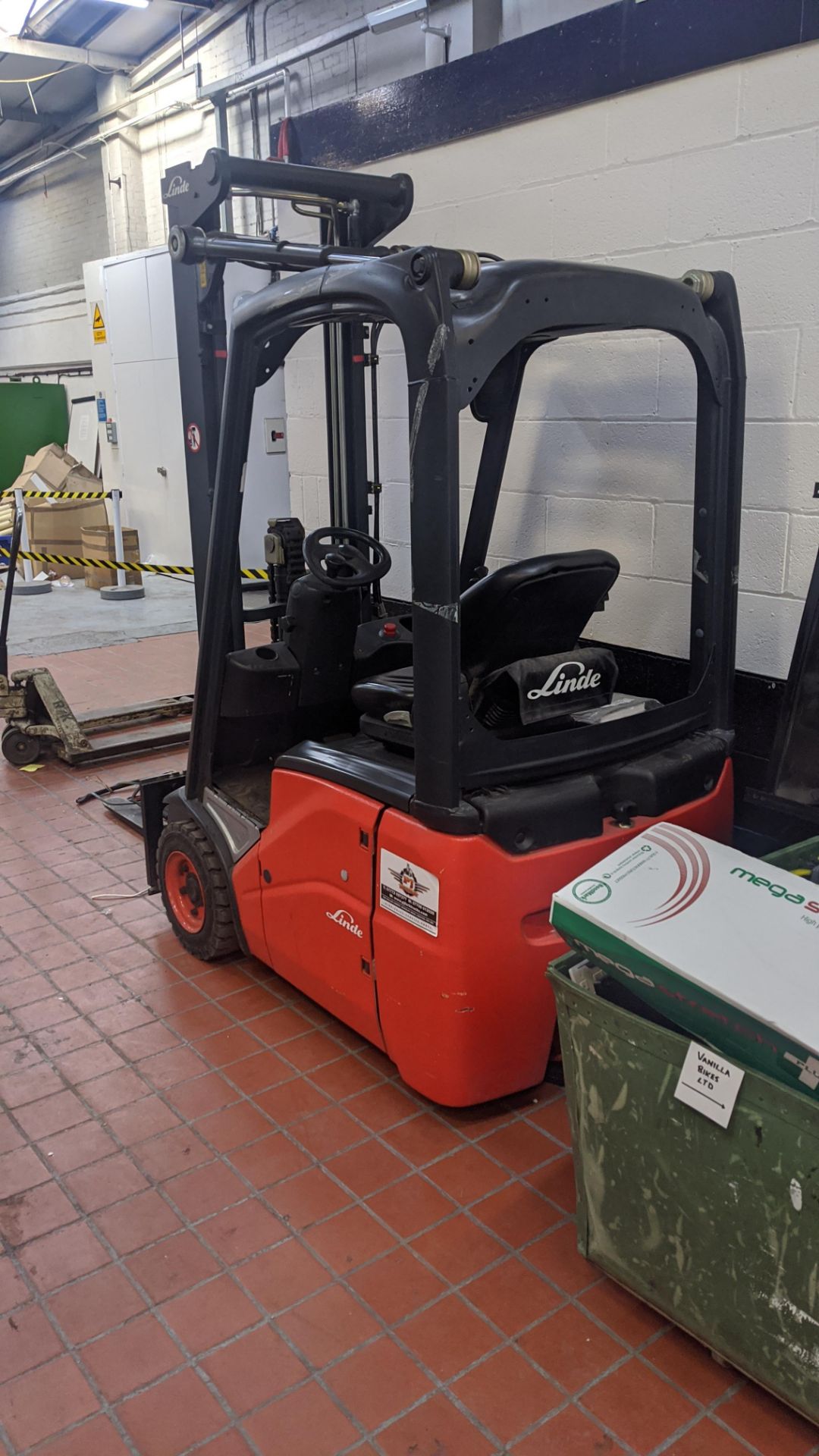 Linde E12 electric 3 wheel forklift truck. 1200kg carry capacity. - Image 8 of 17