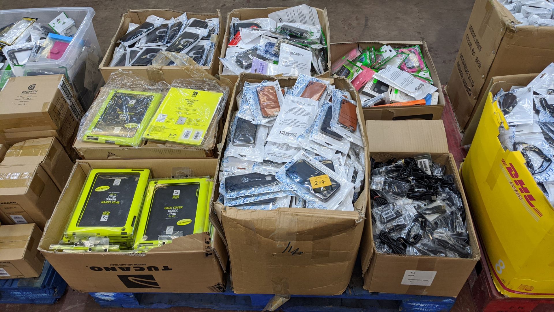 Large quantity of mobile phone & tablet accessories - Image 8 of 38