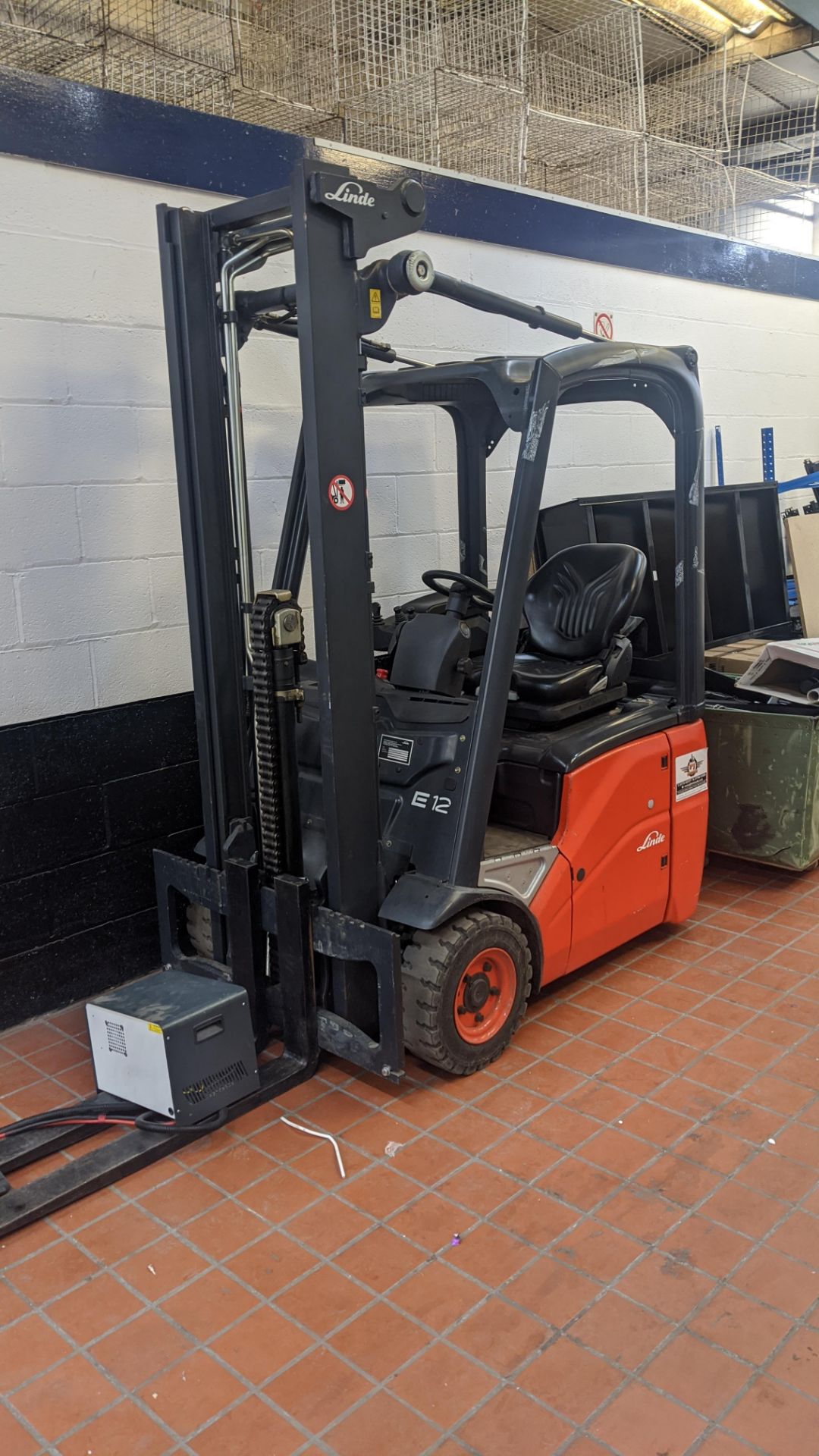 Linde E12 electric 3 wheel forklift truck. 1200kg carry capacity. - Image 4 of 17