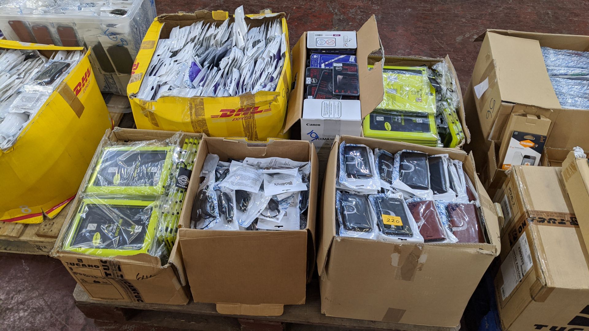 Large quantity of mobile phone & tablet accessories - Image 16 of 35