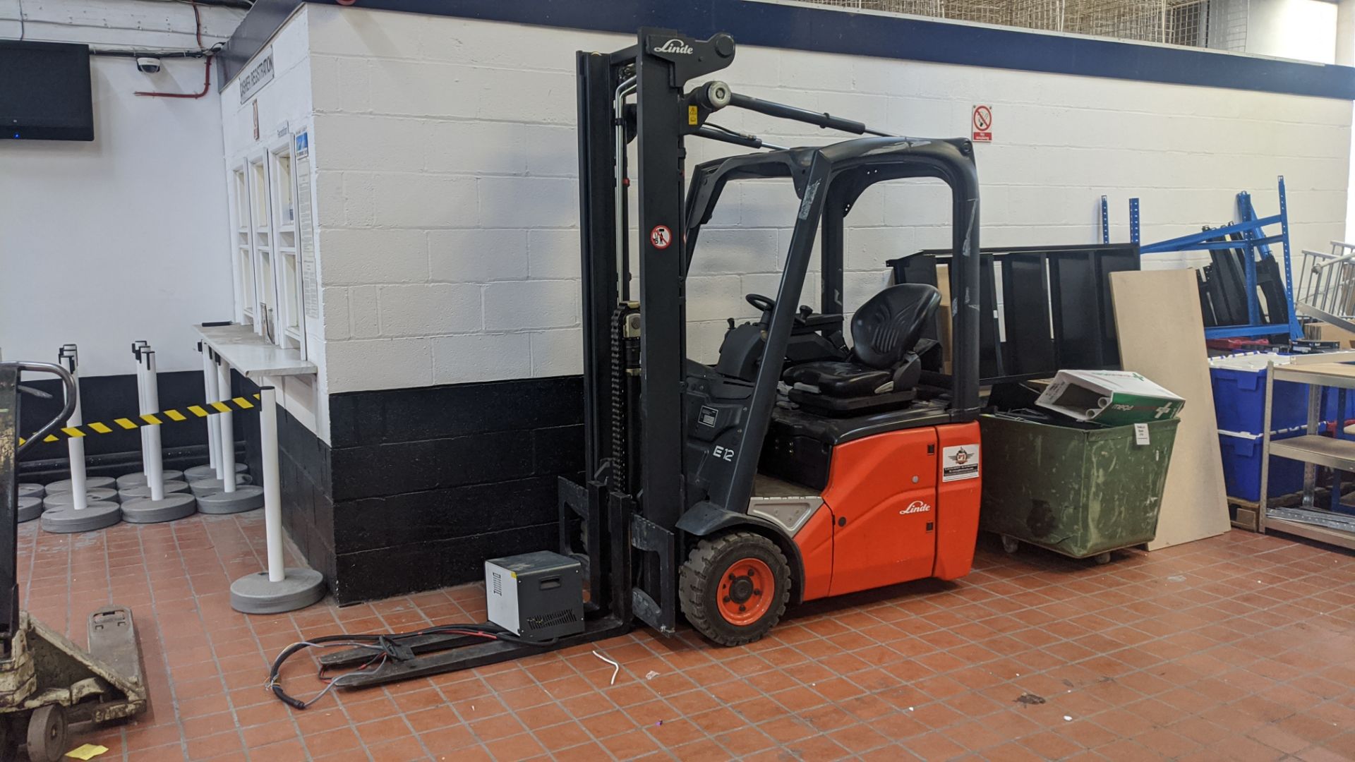 Linde E12 electric 3 wheel forklift truck. 1200kg carry capacity. - Image 6 of 17