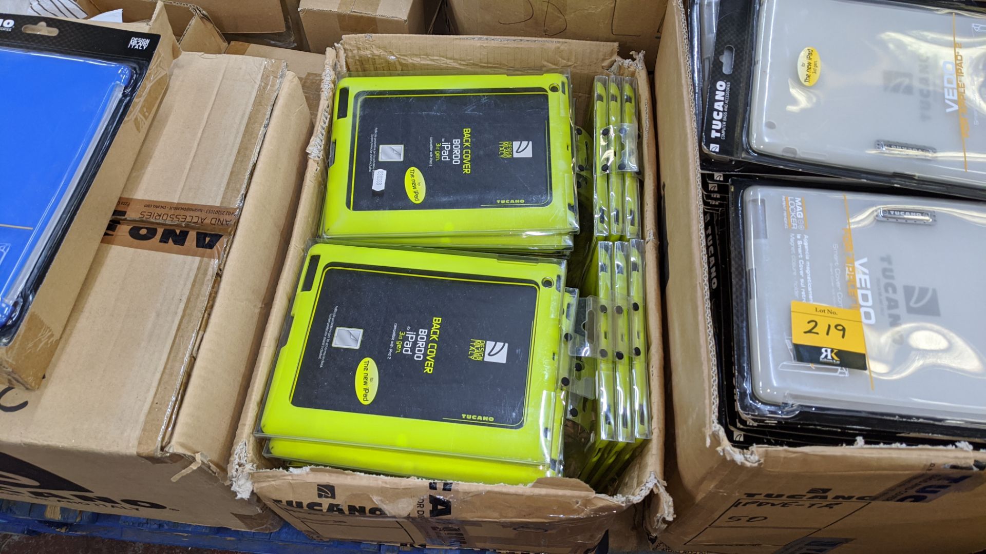 Large quantity of mobile phone & tablet accessories - Image 12 of 35