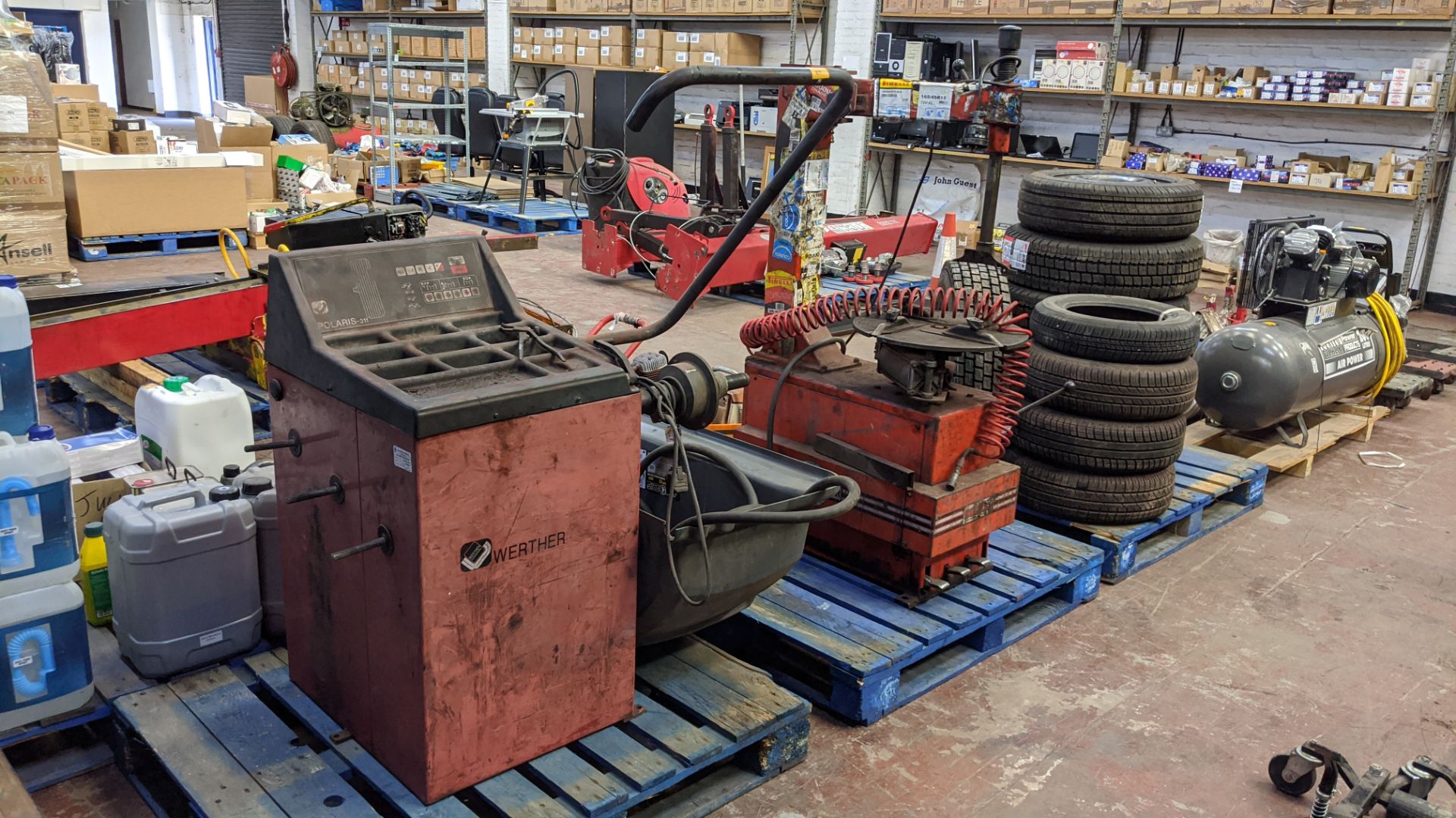 Tyre changing equipment comprising Werther Polaris-311 wheel balancer, World Tyre Changer tyre - Image 17 of 17