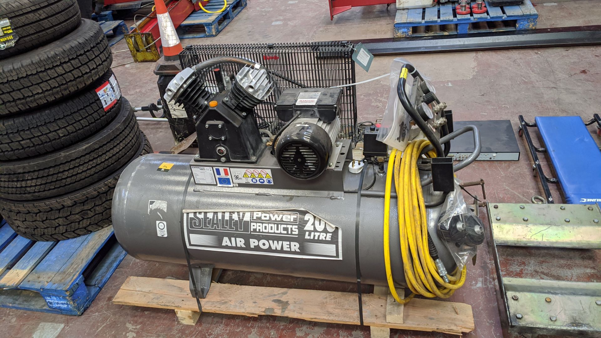 Sealey Air Power 200 litre all-in-one compressor, model SAC3203B, 3HP, 145 PSI/10 Bar. This - Image 3 of 10