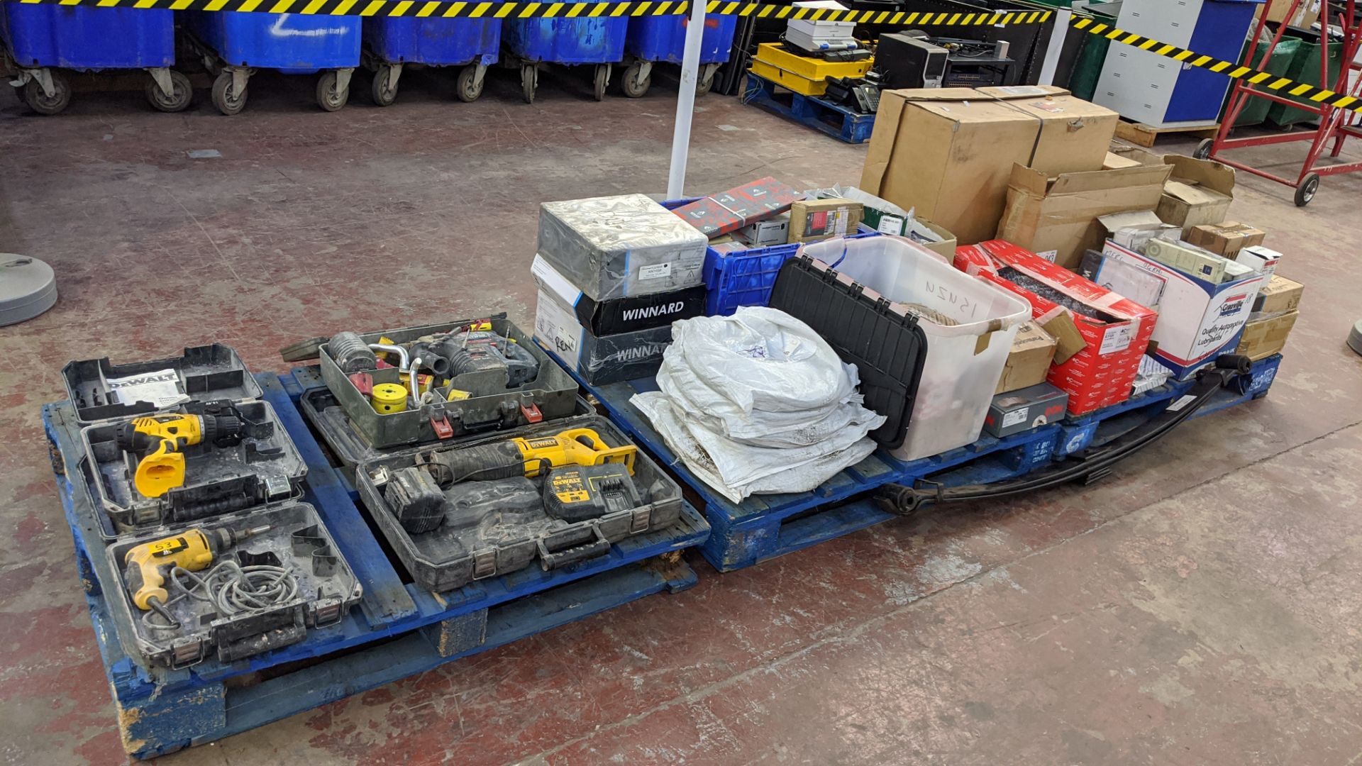 Contents of 3 pallets of De Walt, Draper & Bosch power tools, towing cable, winch cable, vehicle - Image 2 of 23