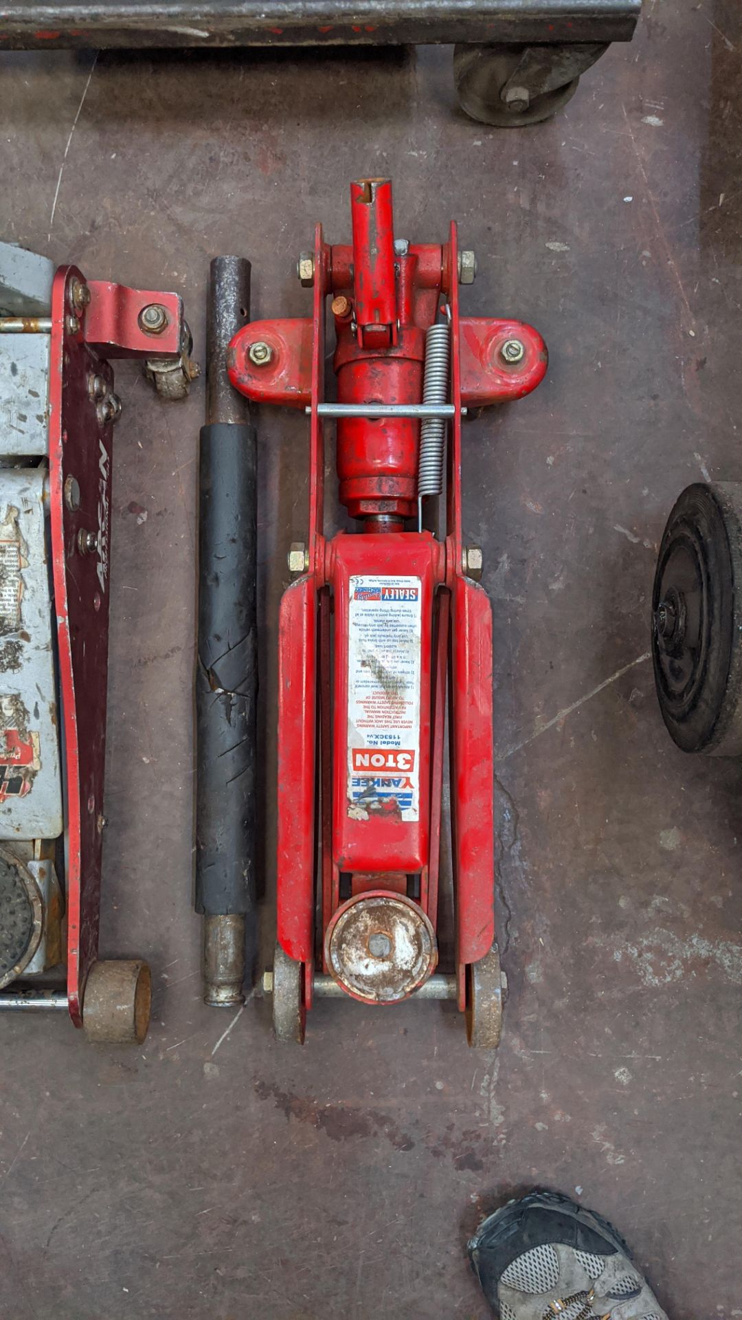 4 assorted trolley jacks, comprising 2 smaller jacks & 2 very large jacks. Lots 22 - 53 are all - Image 4 of 10