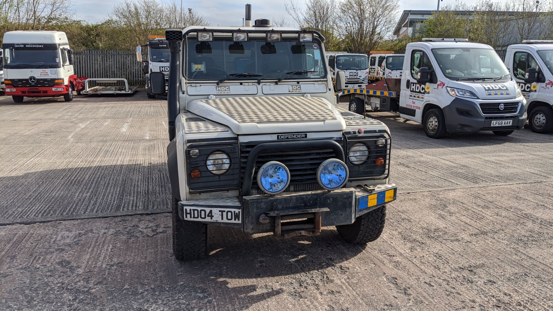 HD04 TOW Land Rover Defender 110 TDS Light 4x4 Utility, 2495cc diesel engine. Colour: White. First - Image 4 of 19