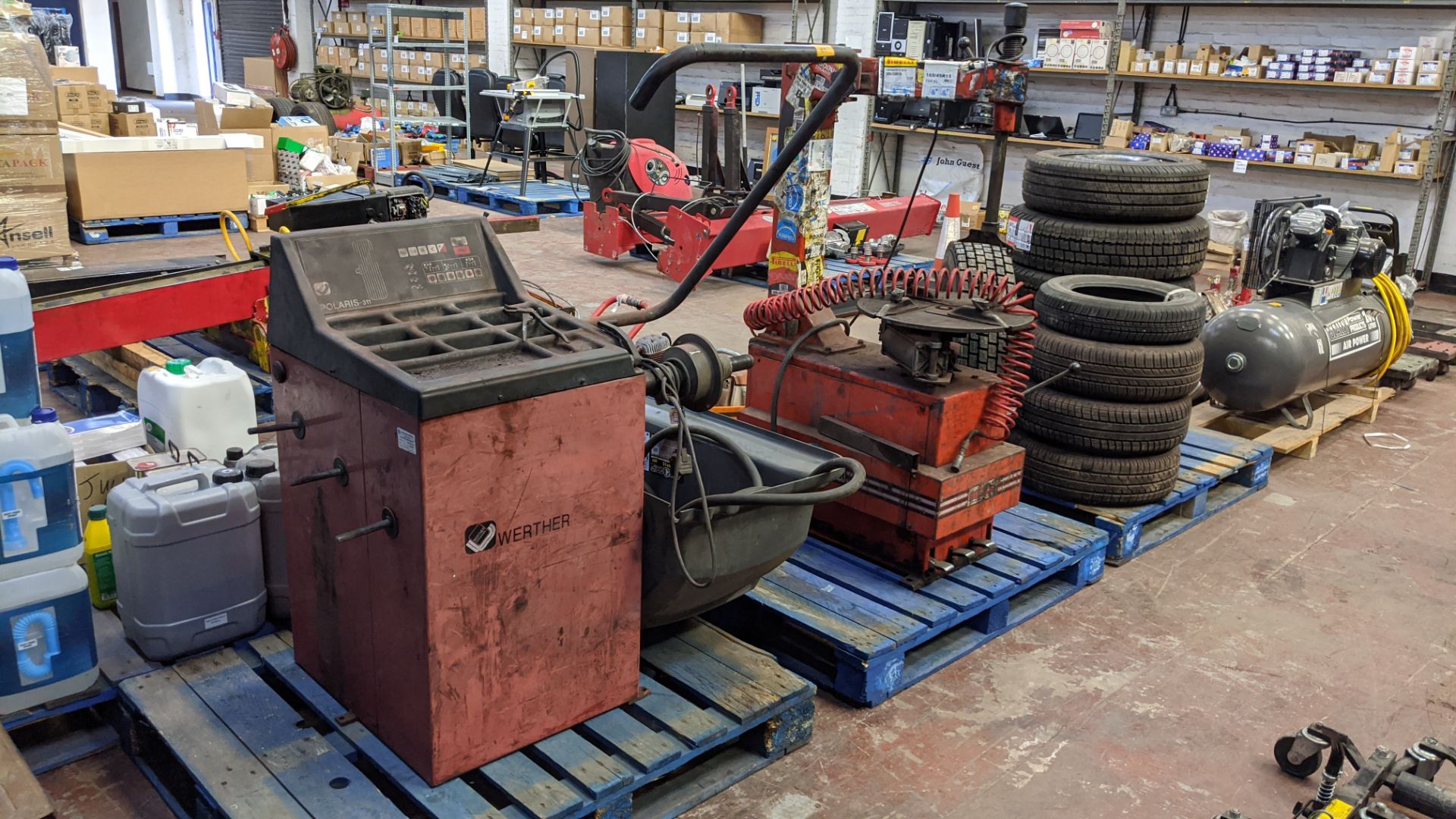 Tyre changing equipment comprising Werther Polaris-311 wheel balancer, World Tyre Changer tyre