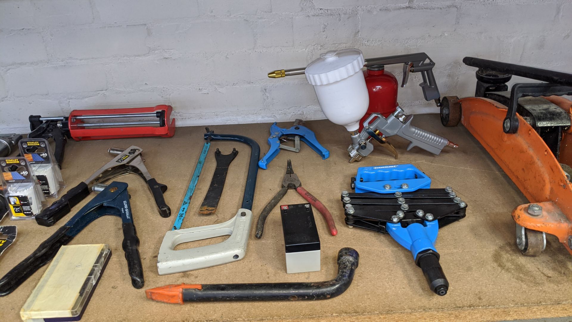 Contents of a shelf of assorted tools including Makita small & large angle grinders, suction - Image 6 of 9