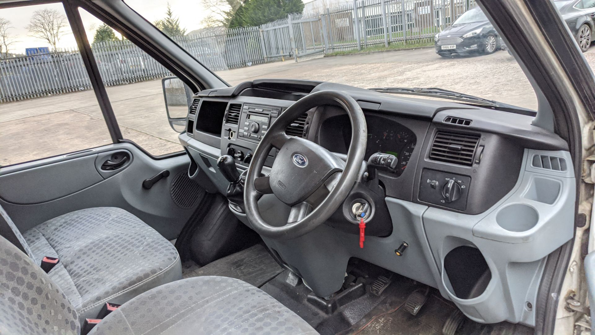 NG56 BYZ Ford Transit 130 T350EF FWD Luton van with tail lift, 5 speed manual gearbox, 2198cc diesel - Image 18 of 20