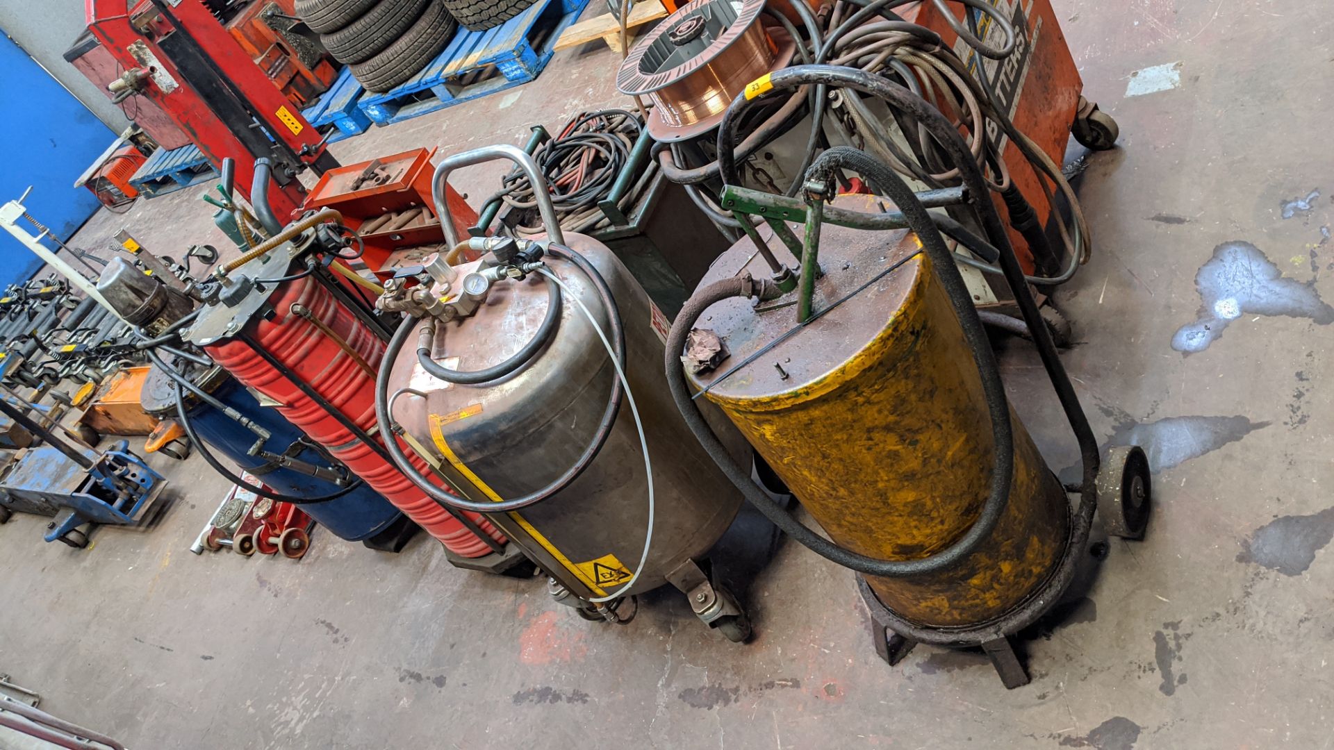 4 assorted fluid containers/dispensers including drainage & grease guns. Lots 22 - 53 are all - Image 2 of 9