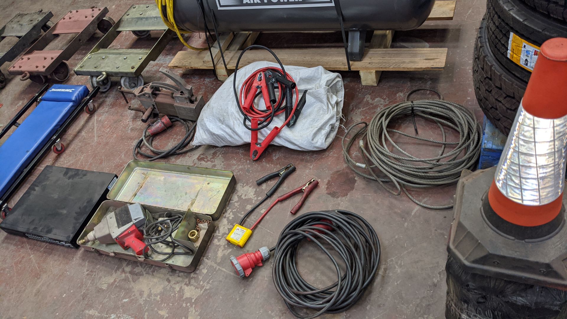 Quantity of garage & vehicle recovery related equipment & stock comprising the contents of a - Image 15 of 24