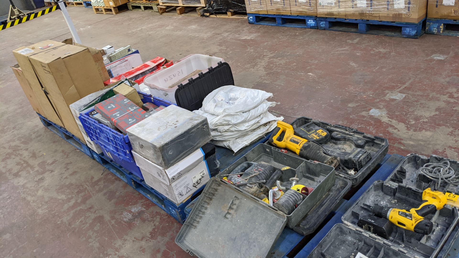 Contents of 3 pallets of De Walt, Draper & Bosch power tools, towing cable, winch cable, vehicle - Image 23 of 23