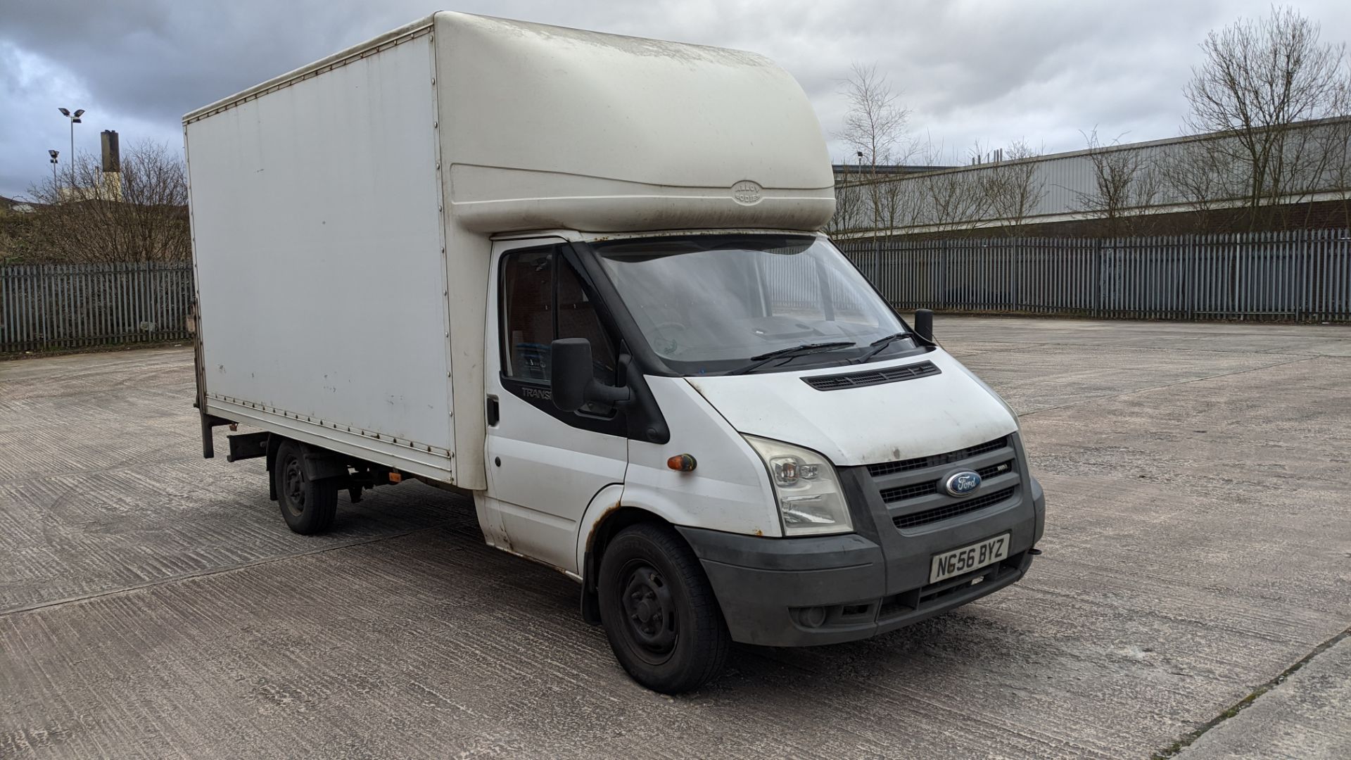 NG56 BYZ Ford Transit 130 T350EF FWD Luton van with tail lift, 5 speed manual gearbox, 2198cc diesel - Image 4 of 20