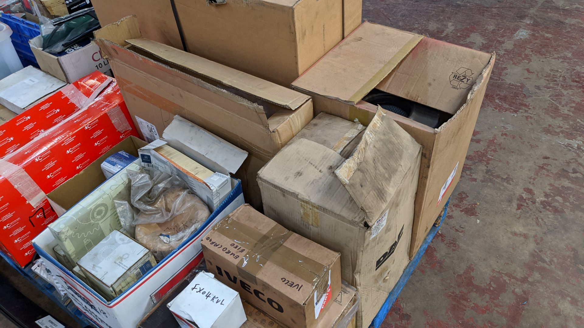 Contents of 3 pallets of De Walt, Draper & Bosch power tools, towing cable, winch cable, vehicle - Image 18 of 23