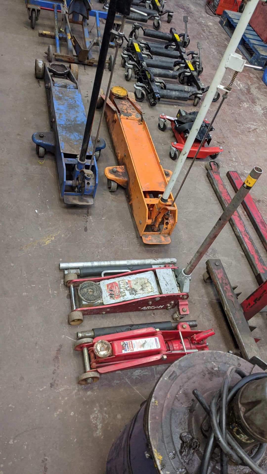 4 assorted trolley jacks, comprising 2 smaller jacks & 2 very large jacks. Lots 22 - 53 are all - Image 2 of 10