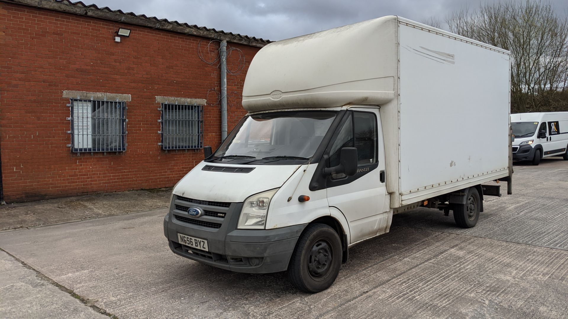 NG56 BYZ Ford Transit 130 T350EF FWD Luton van with tail lift, 5 speed manual gearbox, 2198cc diesel - Image 3 of 20