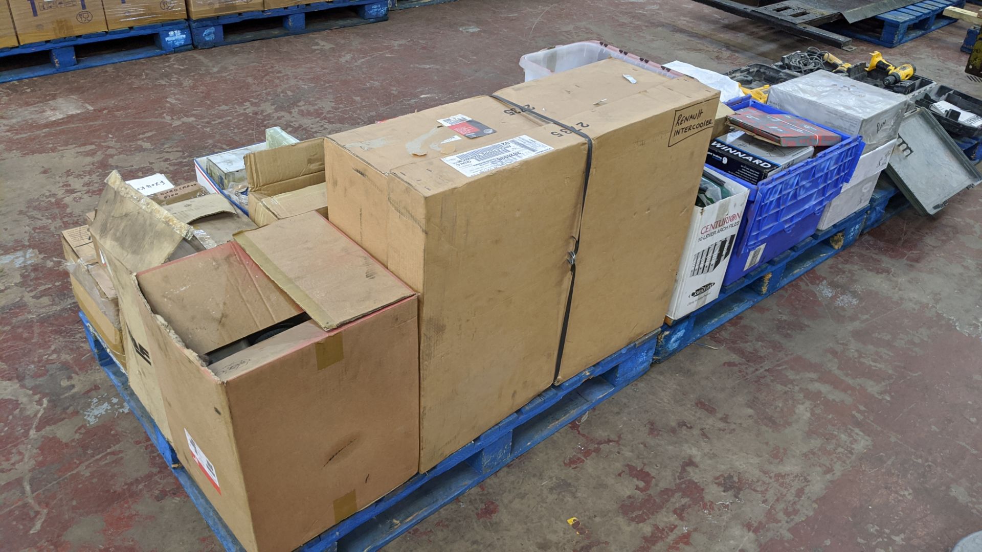 Contents of 3 pallets of De Walt, Draper & Bosch power tools, towing cable, winch cable, vehicle - Image 21 of 23