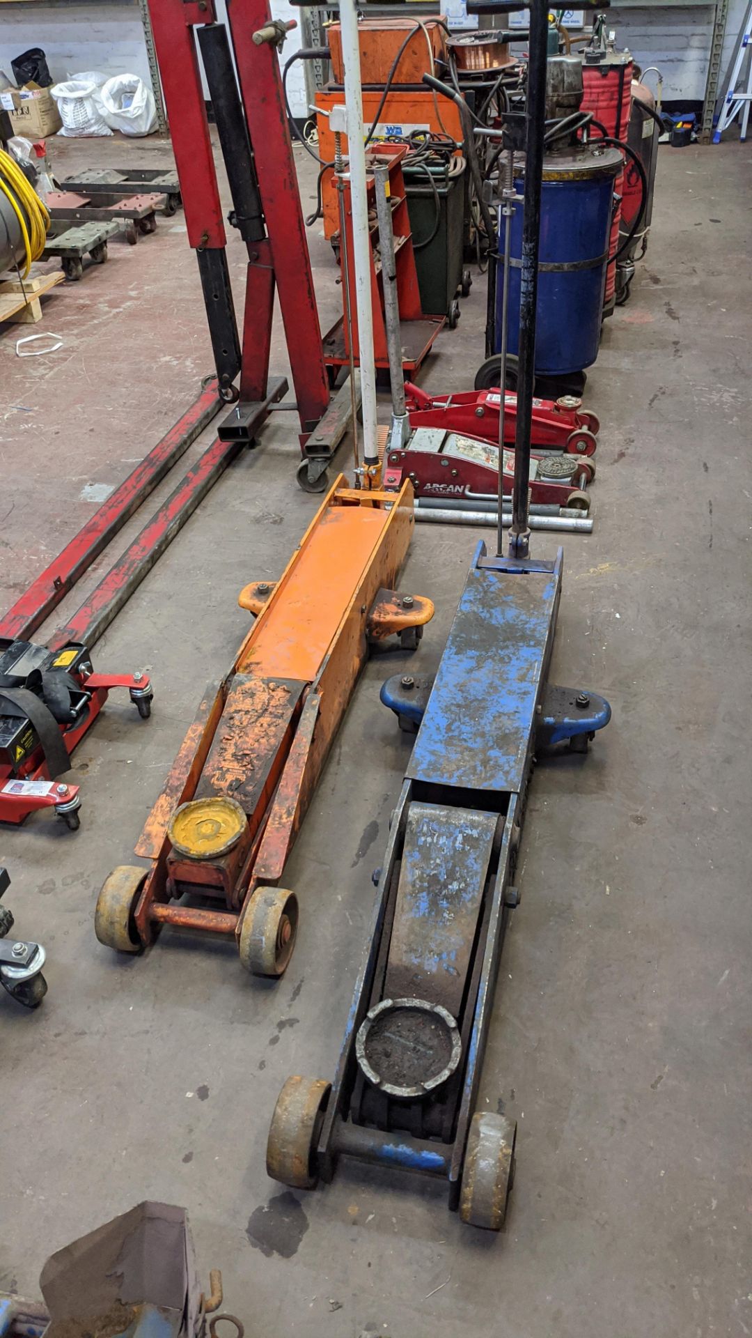 4 assorted trolley jacks, comprising 2 smaller jacks & 2 very large jacks. Lots 22 - 53 are all - Image 9 of 10