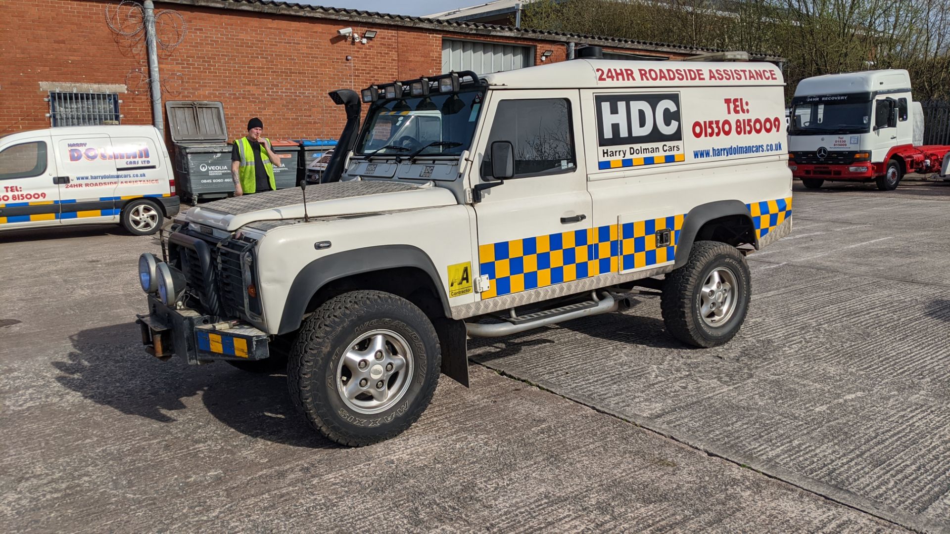 HD04 TOW Land Rover Defender 110 TDS Light 4x4 Utility, 2495cc diesel engine. Colour: White. First - Image 5 of 19