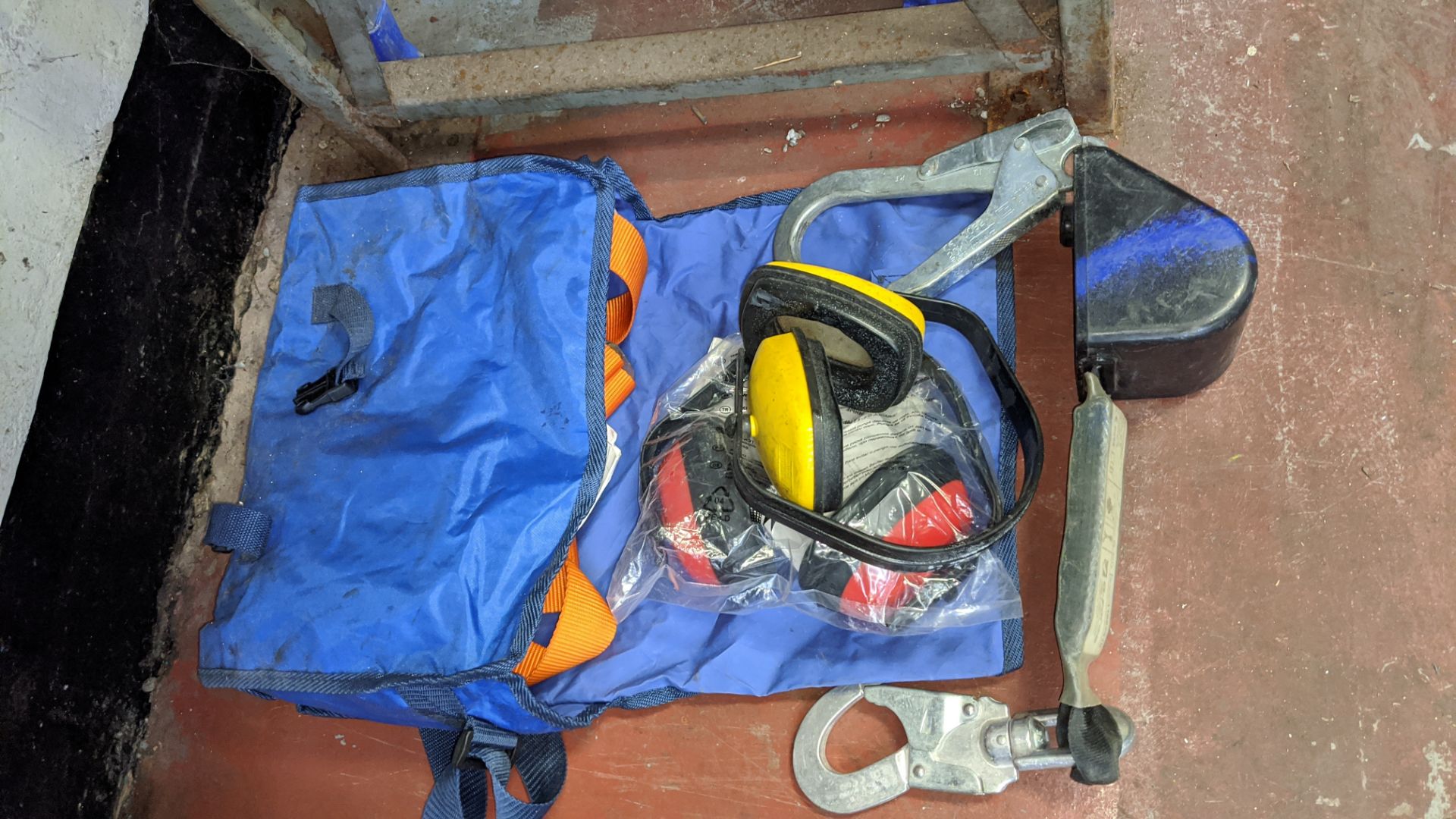 Contents of a shelf of power tools & other items comprising small all-in-one compressor, 3 - Image 3 of 12