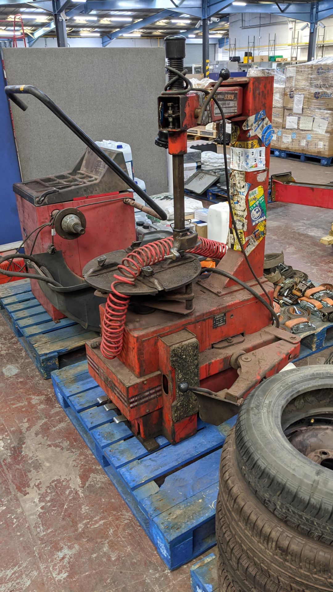 Tyre changing equipment comprising Werther Polaris-311 wheel balancer, World Tyre Changer tyre - Image 6 of 17