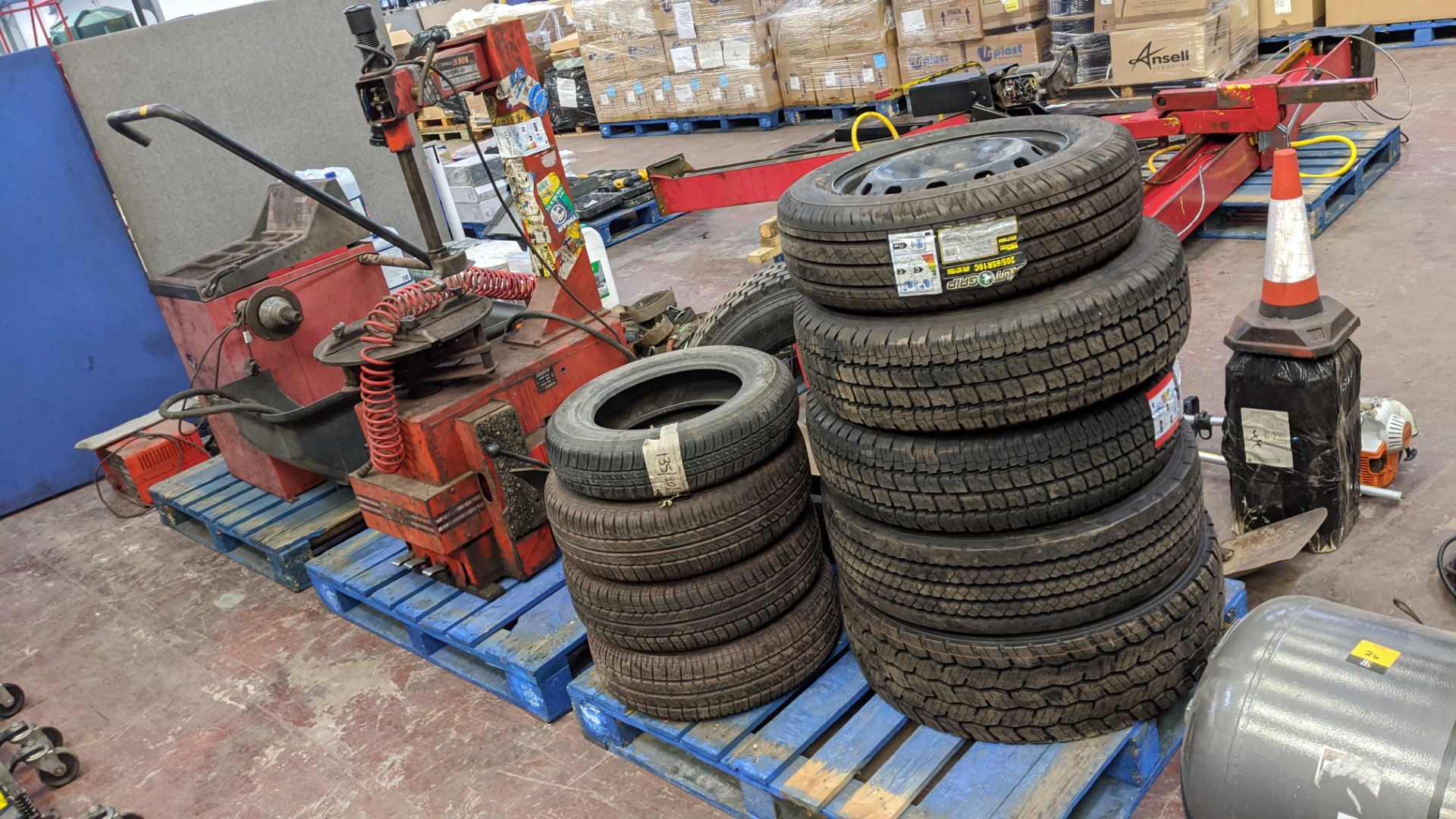 Tyre changing equipment comprising Werther Polaris-311 wheel balancer, World Tyre Changer tyre - Image 3 of 17