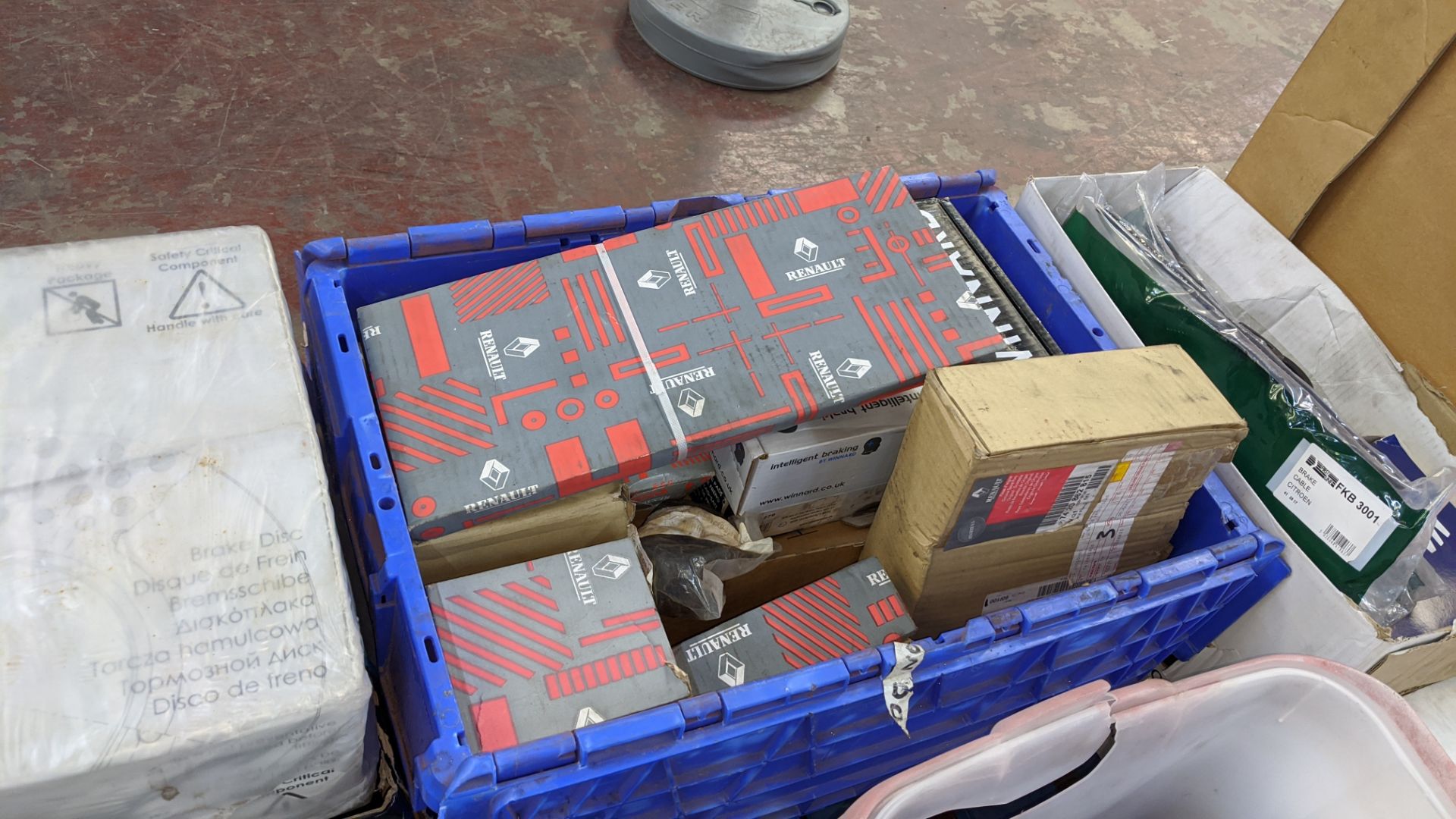 Contents of 3 pallets of De Walt, Draper & Bosch power tools, towing cable, winch cable, vehicle - Image 11 of 23