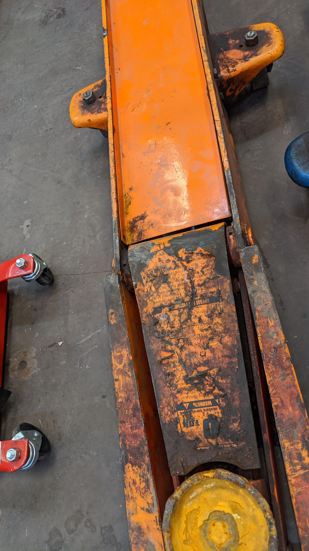 4 assorted trolley jacks, comprising 2 smaller jacks & 2 very large jacks. Lots 22 - 53 are all - Image 8 of 10