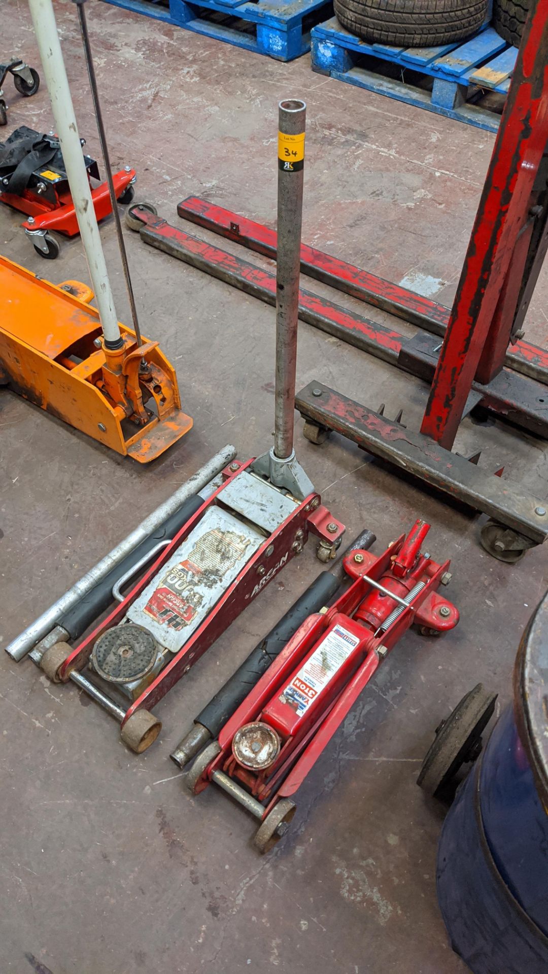 4 assorted trolley jacks, comprising 2 smaller jacks & 2 very large jacks. Lots 22 - 53 are all - Image 3 of 10