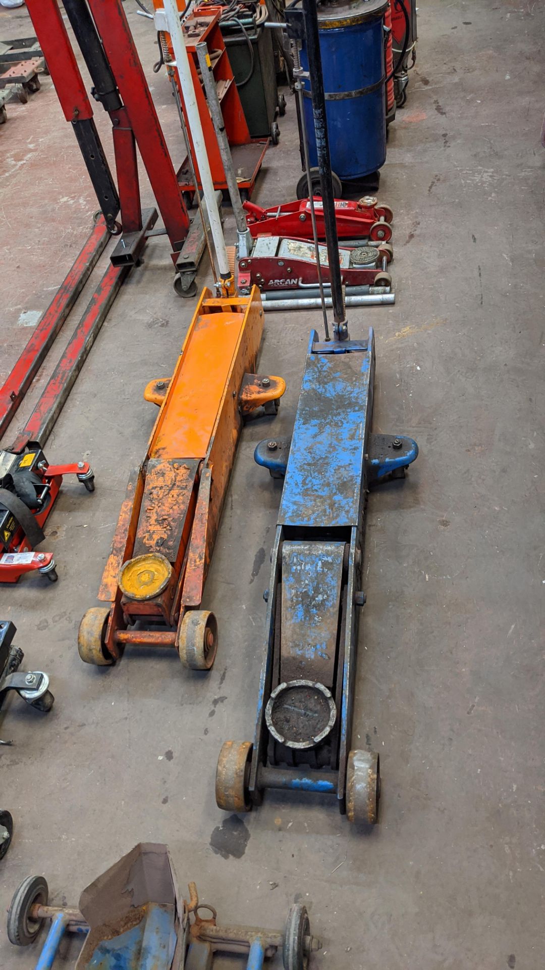 4 assorted trolley jacks, comprising 2 smaller jacks & 2 very large jacks. Lots 22 - 53 are all - Image 10 of 10