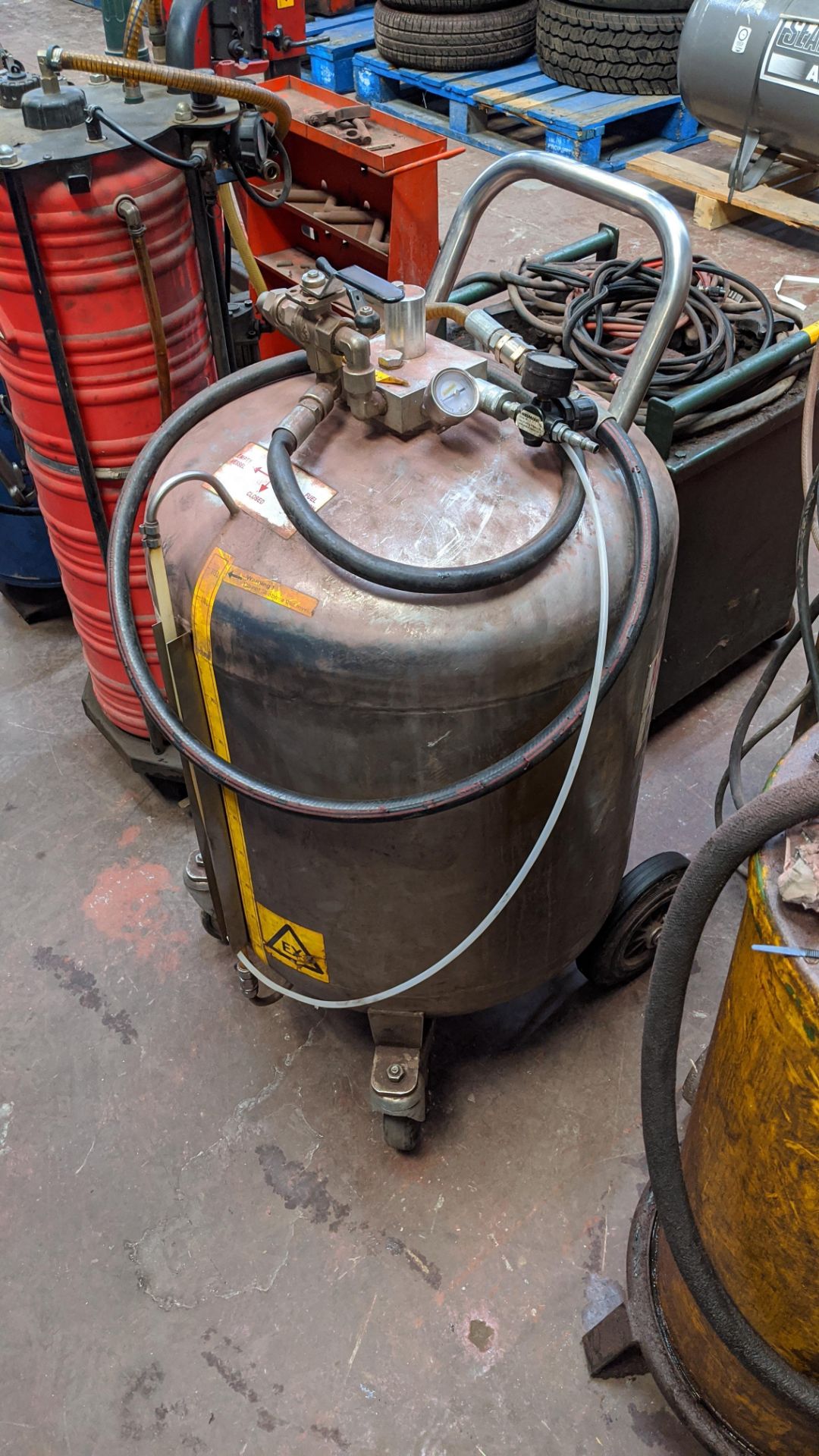 4 assorted fluid containers/dispensers including drainage & grease guns. Lots 22 - 53 are all - Image 4 of 9