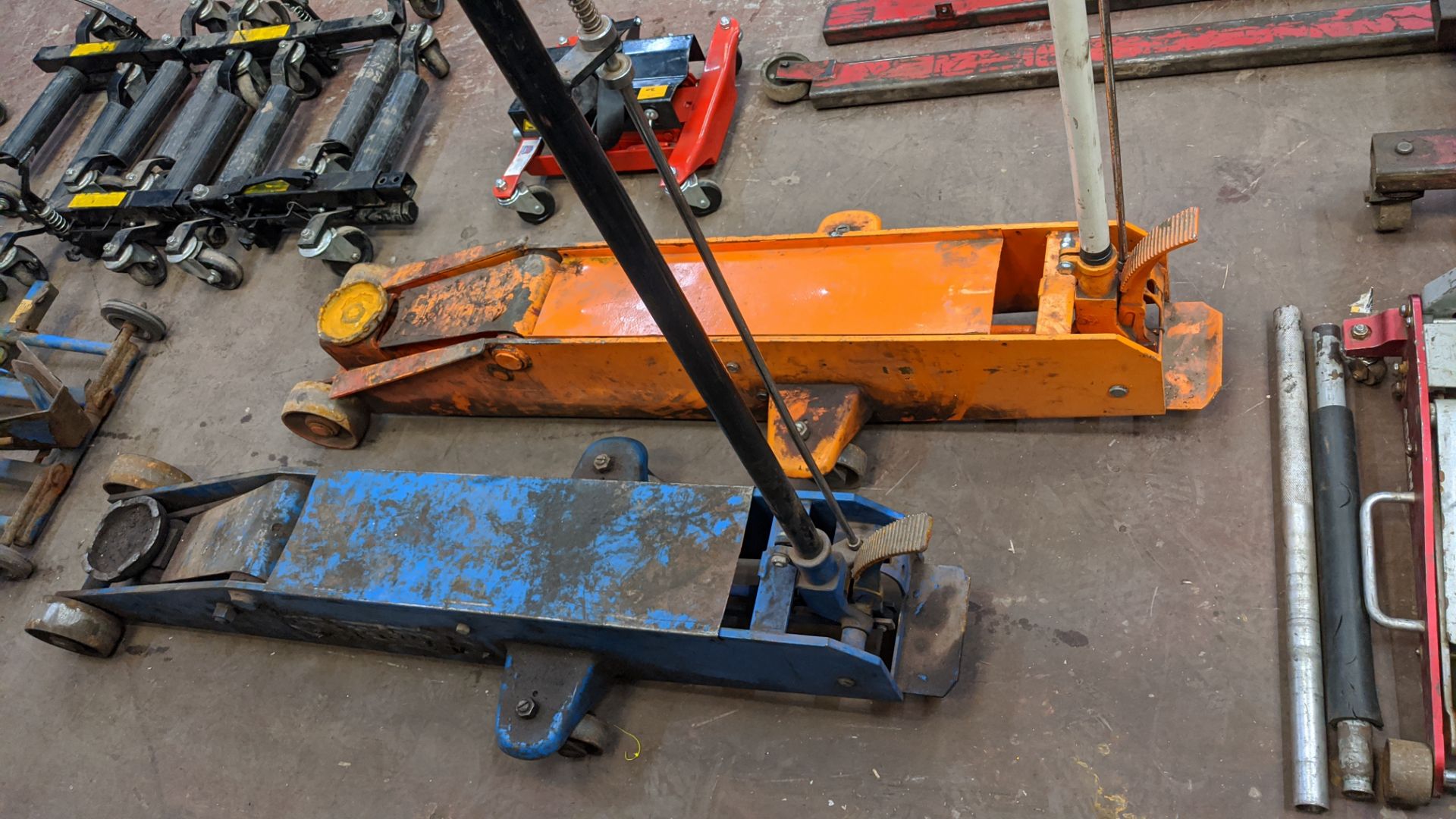 4 assorted trolley jacks, comprising 2 smaller jacks & 2 very large jacks. Lots 22 - 53 are all - Image 6 of 10