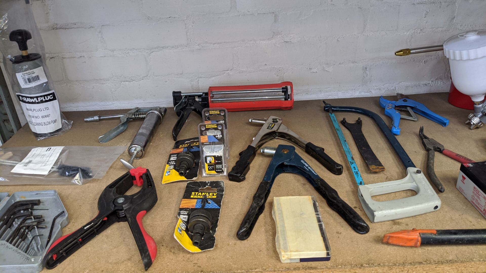 Contents of a shelf of assorted tools including Makita small & large angle grinders, suction - Image 7 of 9