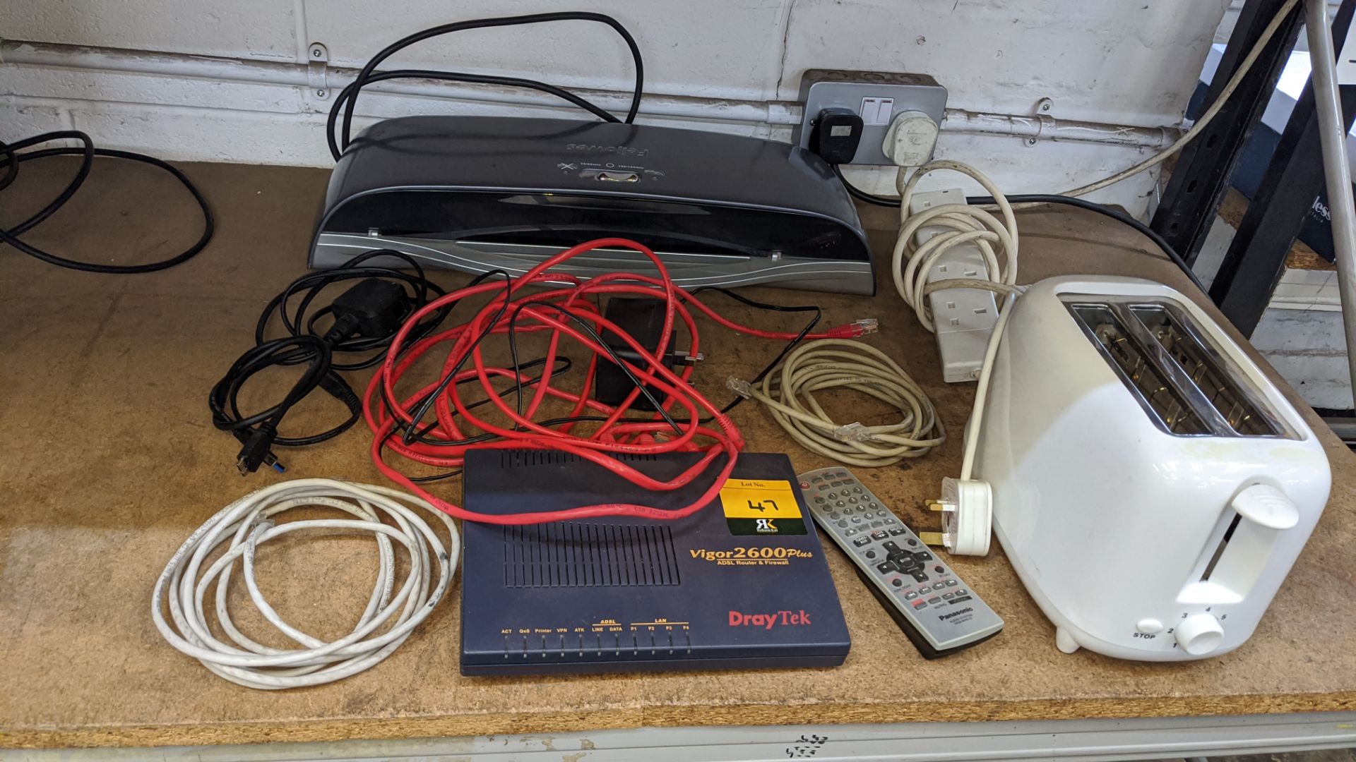 Mixed office equipment lot comprising Fellowes laminator plus networking equipment, toaster & - Image 3 of 4