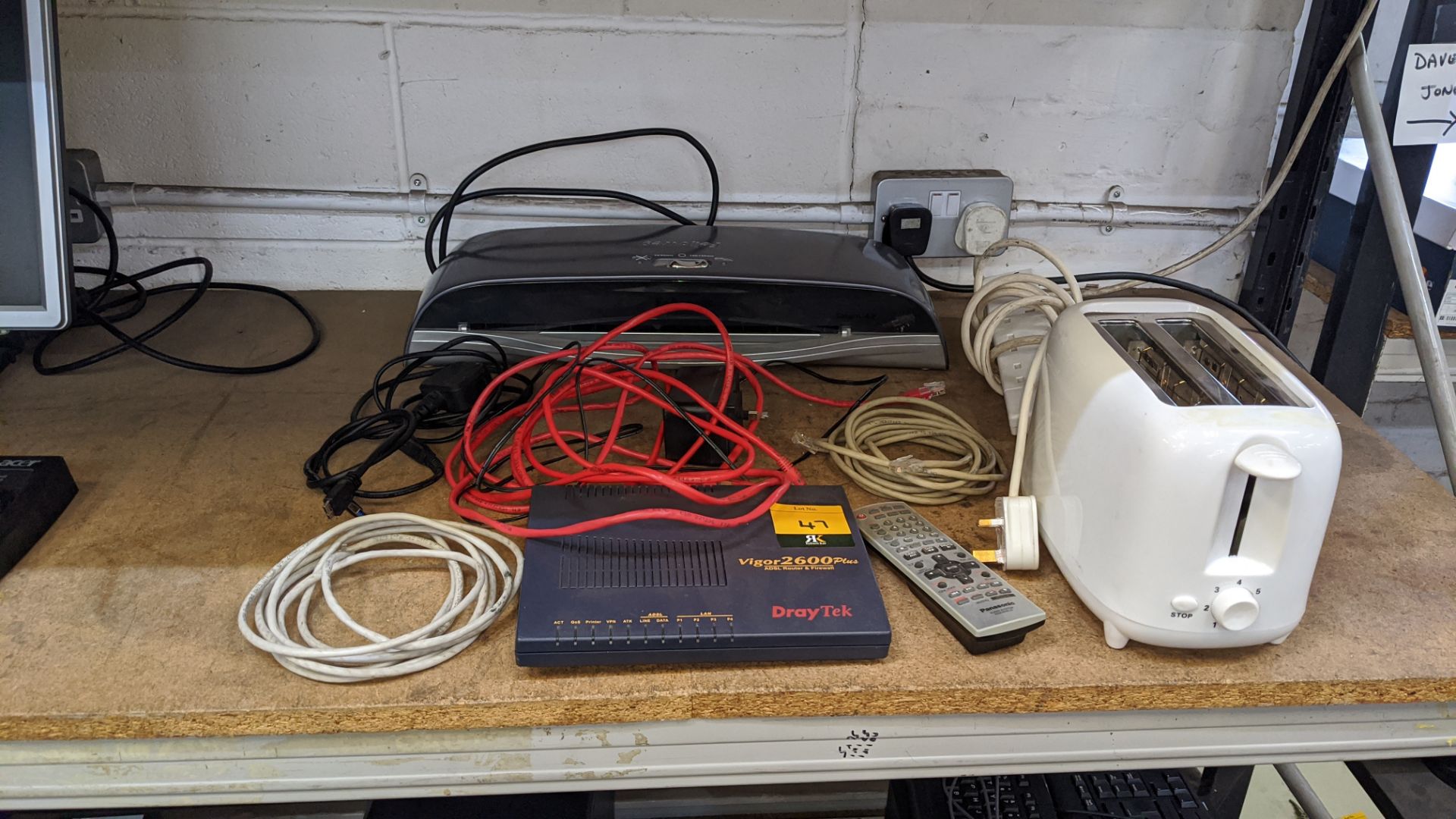 Mixed office equipment lot comprising Fellowes laminator plus networking equipment, toaster & - Image 2 of 4